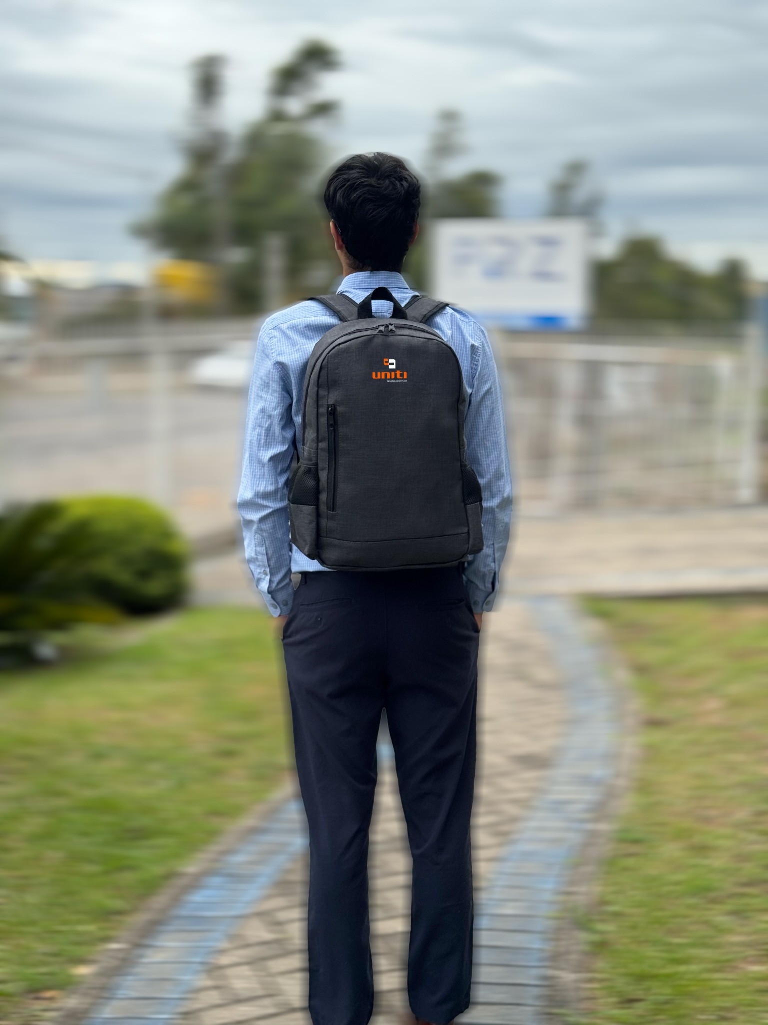Pessoa usando uma mochila personalizada LS