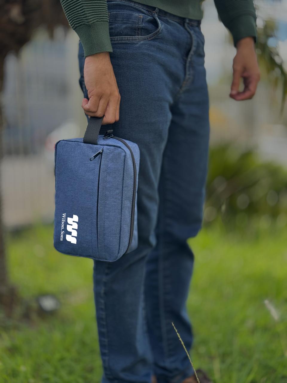 Pessoa carregando um porta-calçado personalizado LS